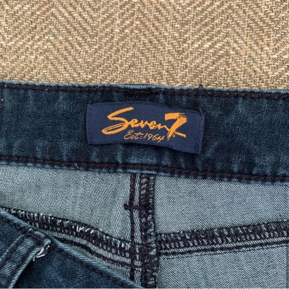 Excellent Preowned Condition Seven 7 Skinny Jeans Size 8. Very cute.